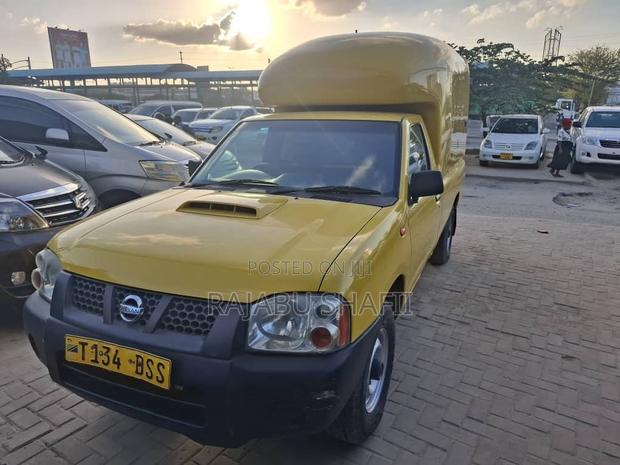 Nissan Hardbody 2008 Yellow