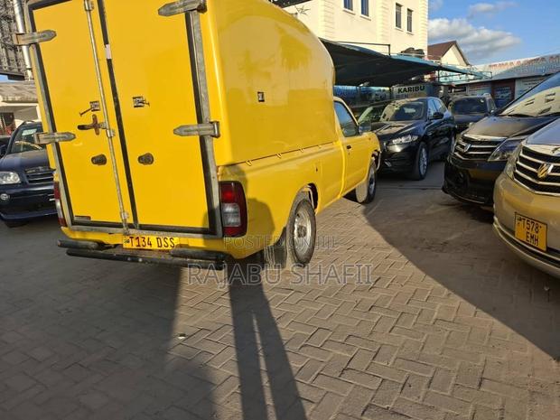 Nissan Hardbody 2008 Yellow