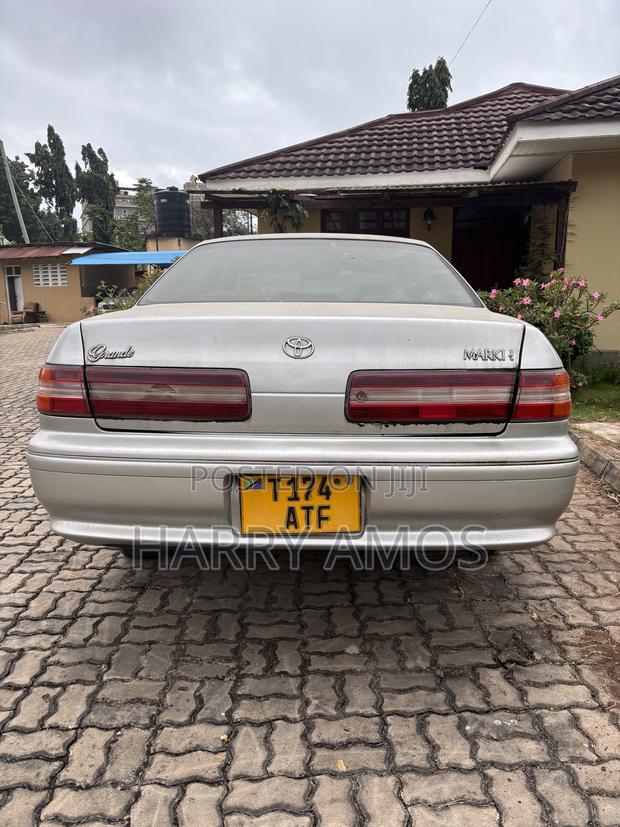 Toyota Mark II 2000 Silver