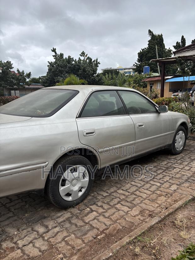 Toyota Mark II 2000 Silver