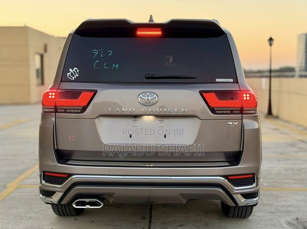 Toyota Land Cruiser LC300 2025 Silver
