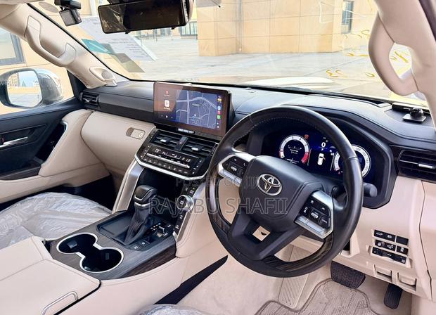Toyota Land Cruiser LC300 2025 Silver