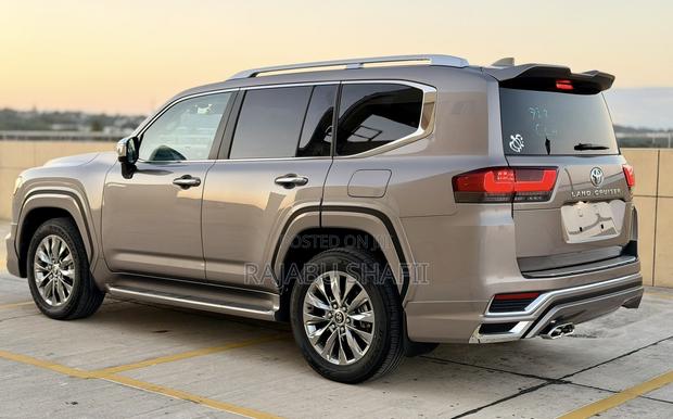 Toyota Land Cruiser LC300 2025 Silver