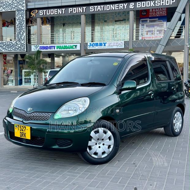 Toyota Fun Cargo 2004 Green