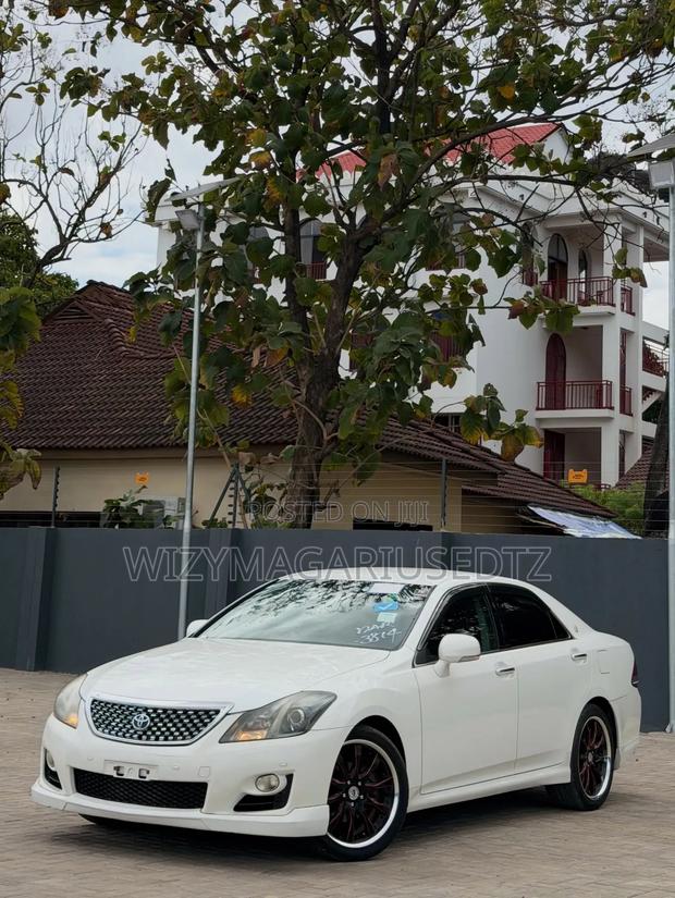 Toyota Crown 2009 White