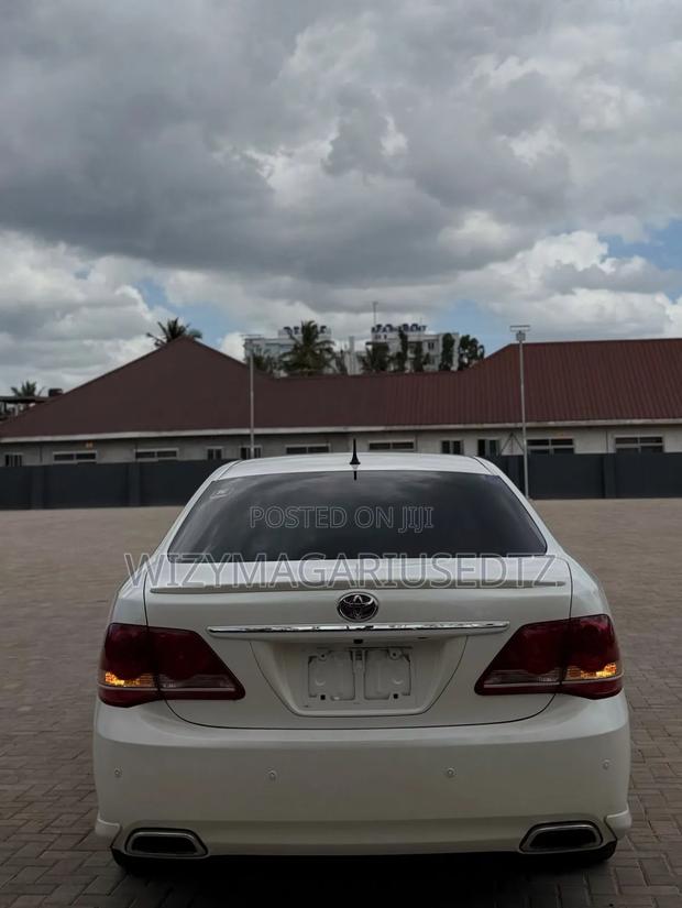 Toyota Crown 2009 White