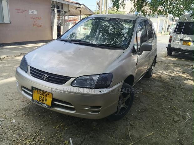 Toyota Corolla Spacio 2000 Silver