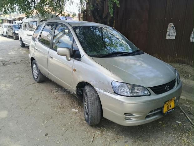 Toyota Corolla Spacio 2000 Silver