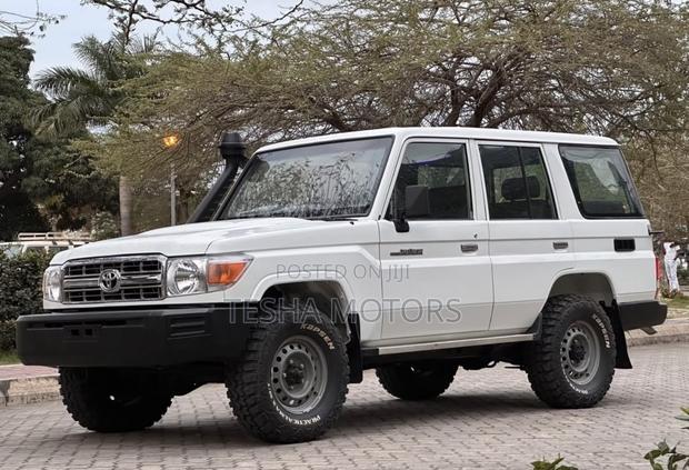 Toyota Land Cruiser 2016 White