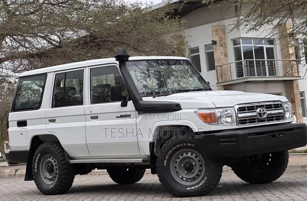 Toyota Land Cruiser 2016 White