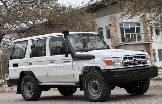 Toyota Land Cruiser 2016 White