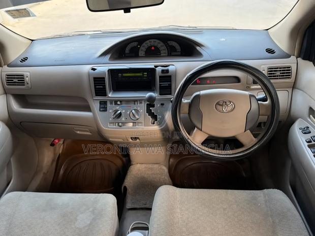 Toyota Raum 2004