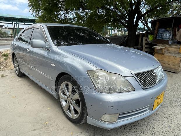 Toyota Crown Royale 2005 Blue