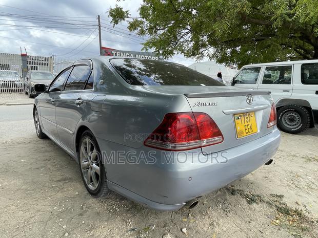 Toyota Crown Royale 2005 Blue