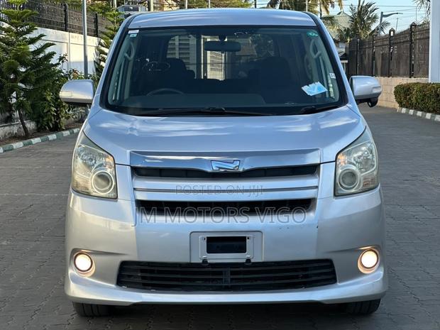 Toyota Noah 2008 Silver