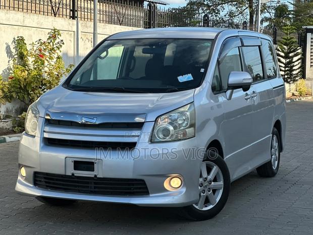 Toyota Noah 2008 Silver