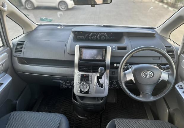 Toyota Noah 2.0 143hp FWD (7 Seater) 2008 Silver