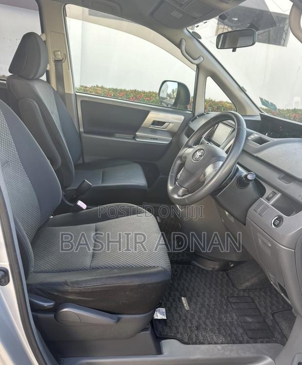 Toyota Noah 2.0 143hp FWD (7 Seater) 2008 Silver