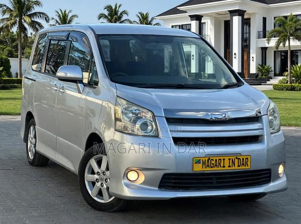 Toyota Noah 2008 Silver