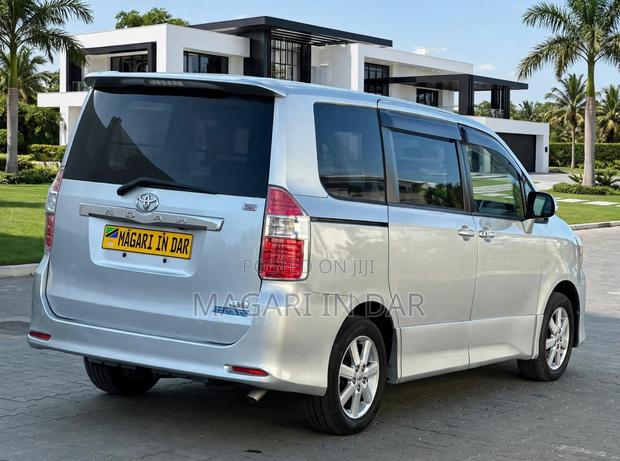 Toyota Noah 2008 Silver