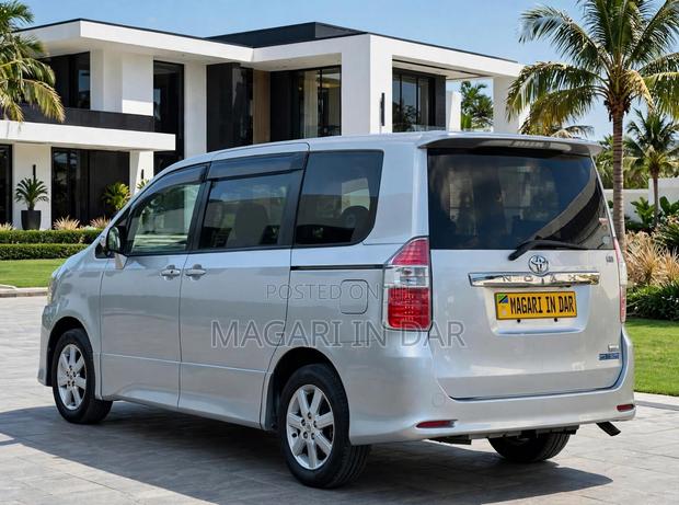 Toyota Noah 2008 Silver
