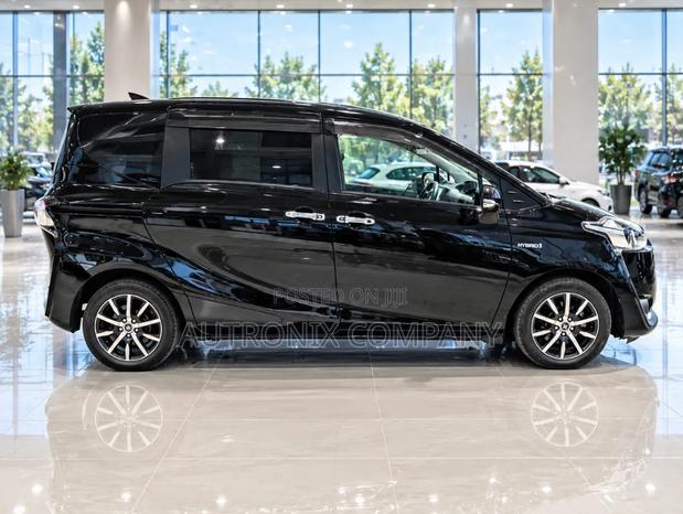 Toyota Sienta 1.5 Hybrid FWD 2016 Black
