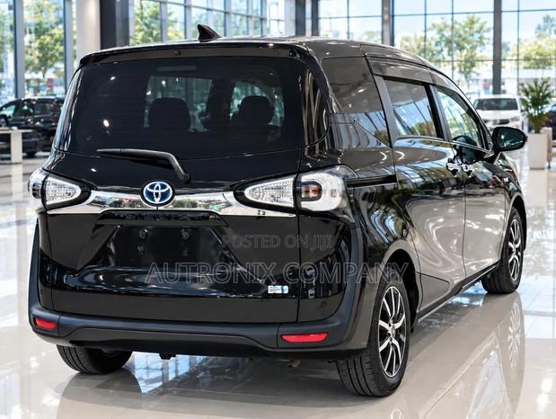 Toyota Sienta 1.5 Hybrid FWD 2016 Black