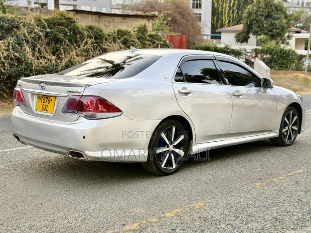 Toyota Crown 2010 Silver