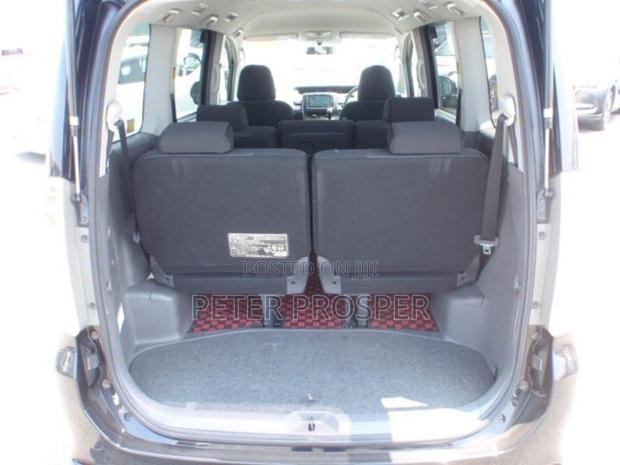 Toyota Noah 2.0 143hp AWD (8 Seater) 2008 White