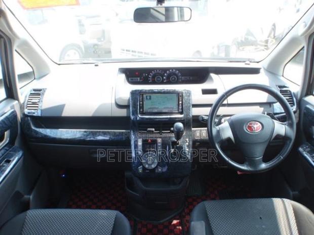 Toyota Noah 2.0 143hp AWD (8 Seater) 2008 White