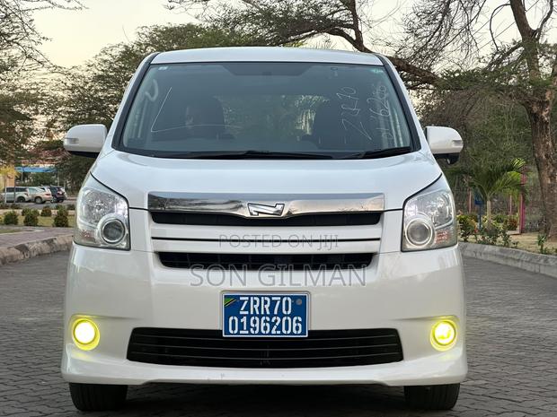 Toyota Noah 2010 White