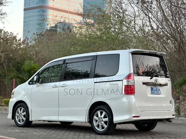 Toyota Noah 2010 White