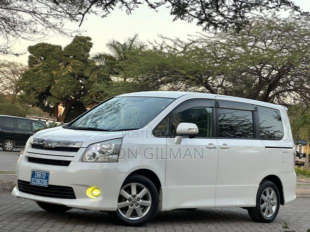 Toyota Noah 2010 White