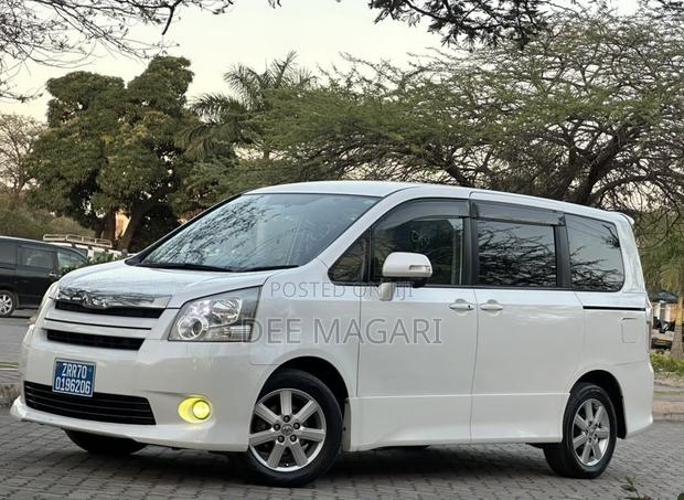 Toyota Noah 2010 White