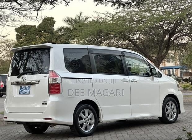Toyota Noah 2010 White