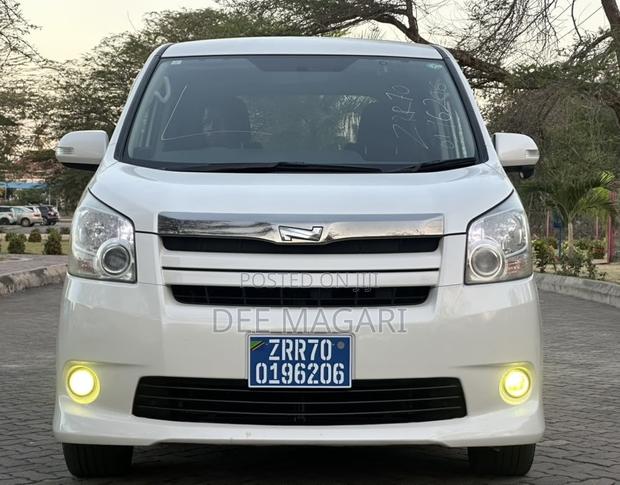 Toyota Noah 2010 White