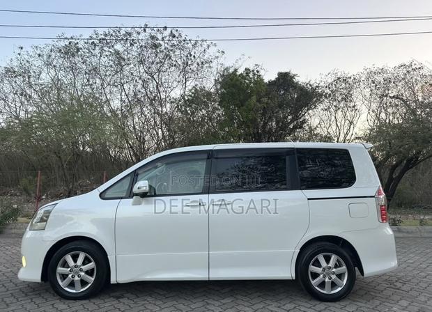 Toyota Noah 2010 White