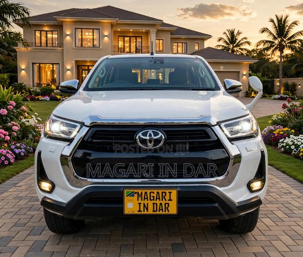 Toyota Hilux 2022 White