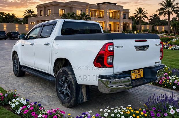 Toyota Hilux 2022 White