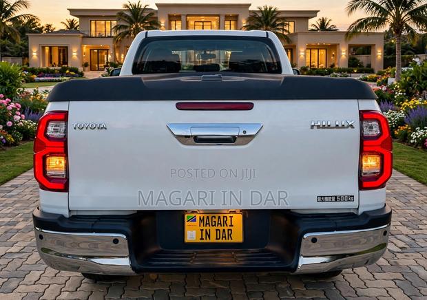Toyota Hilux 2022 White