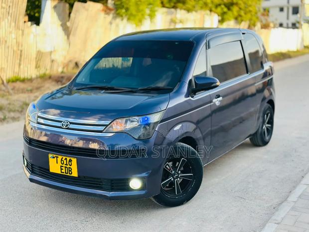 Toyota Porte 2011 Blue