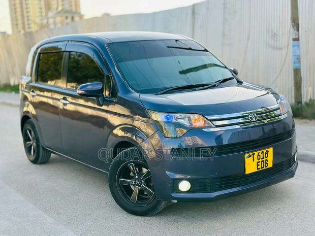 Toyota Porte 2011 Blue