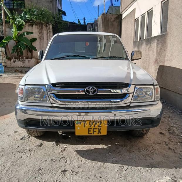 Toyota Hilux 2011 White