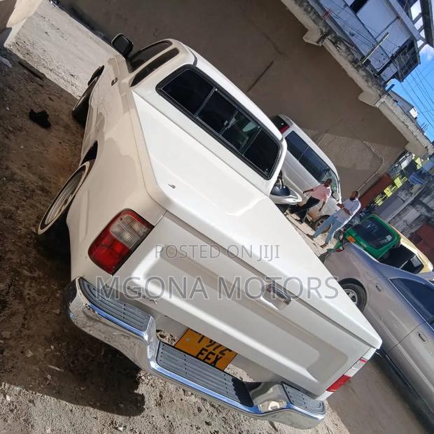Toyota Hilux 2011 White