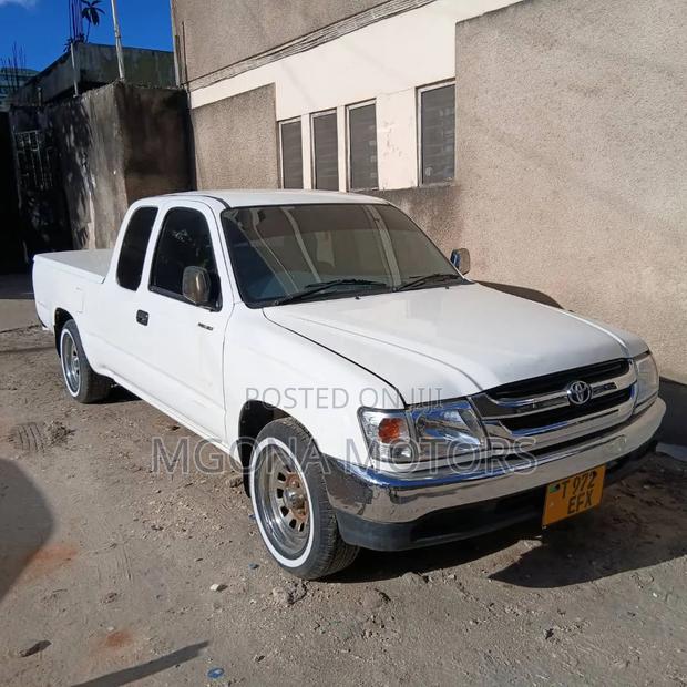 Toyota Hilux 2011 White