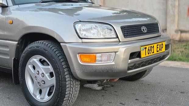 Toyota RAV4 Base 4x4 1999 Gray