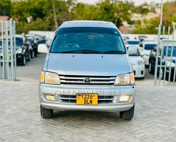 Toyota Noah 2001 Silver