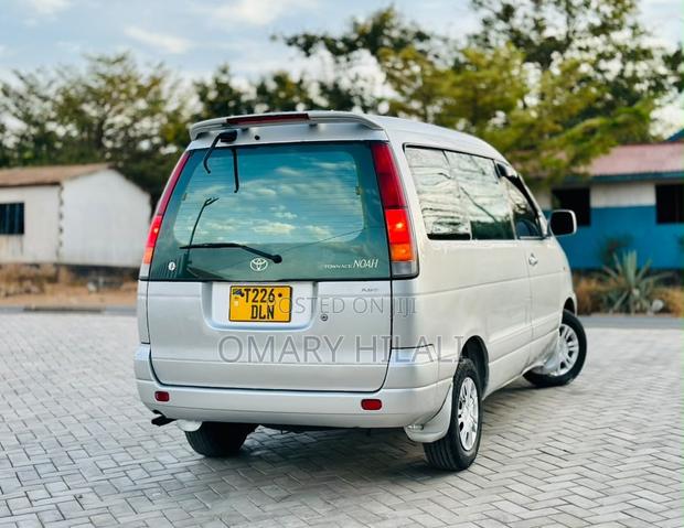 Toyota Noah 2001 Silver
