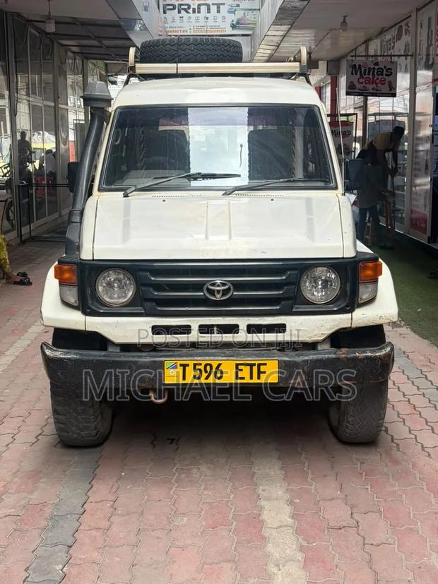 Toyota Land Cruiser 2001 White