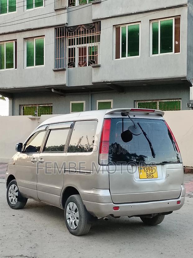Toyota Noah 2001 Silver